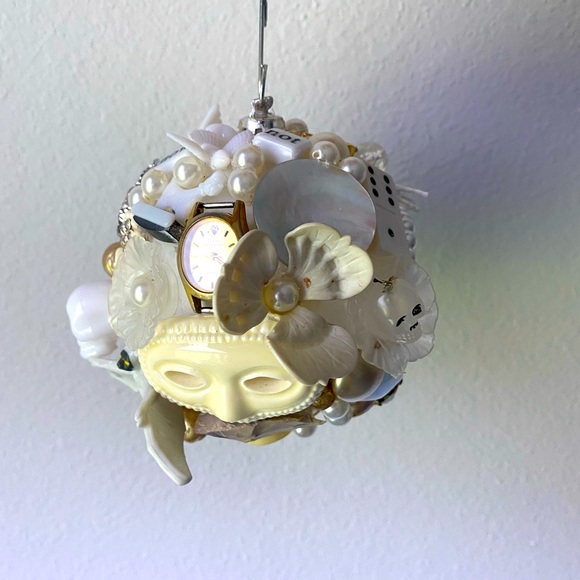 One of a kind white ornament - Picture 13 of 17